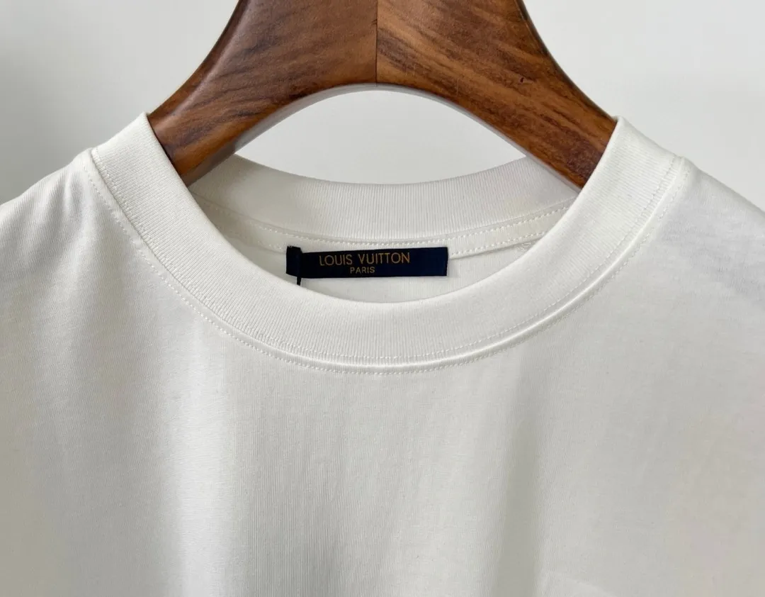 🅿️190 lv co-branded labubu🌟New summer style🎽made of pure cotton fabric, super soft and skin-friendly! High-end hand-painted printing with logo, design embellishment, neat and detailed wiring inside, making the upper body fashionable! High-end and versatile model, the quality is visible! Size: S-XXL Color: black, white